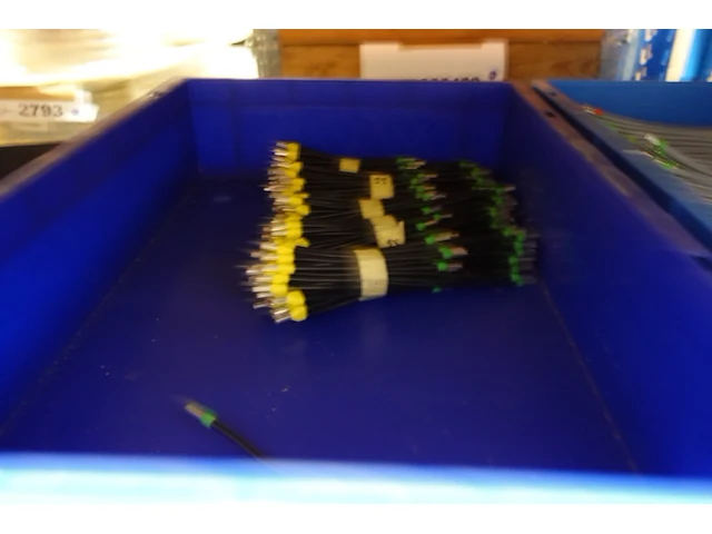 Grote partij grijpbakken elektrische kabels - afbeelding 30 van  31