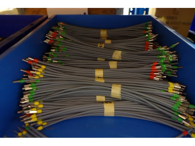 Grote partij grijpbakken elektrische kabels - afbeelding 31 van  31