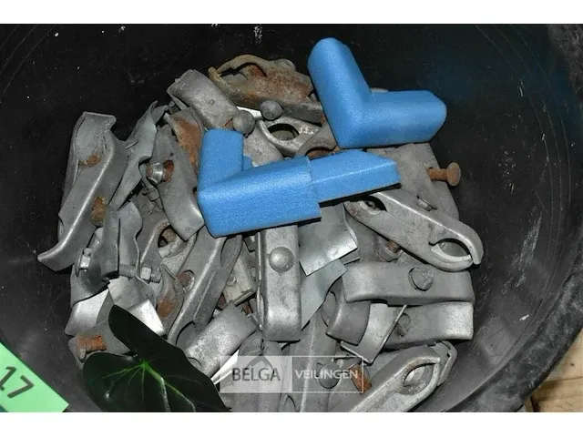Grote partij hekwerk klemmen - afbeelding 2 van  2