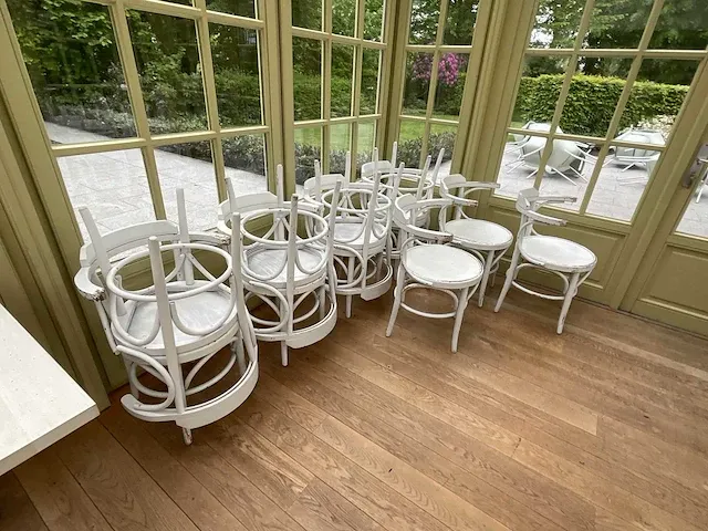 Grote partij horeca tafels en plm 38 vintage stoelen , 3 ronde tafels en 8 rechthoekige tafels. - afbeelding 6 van  10