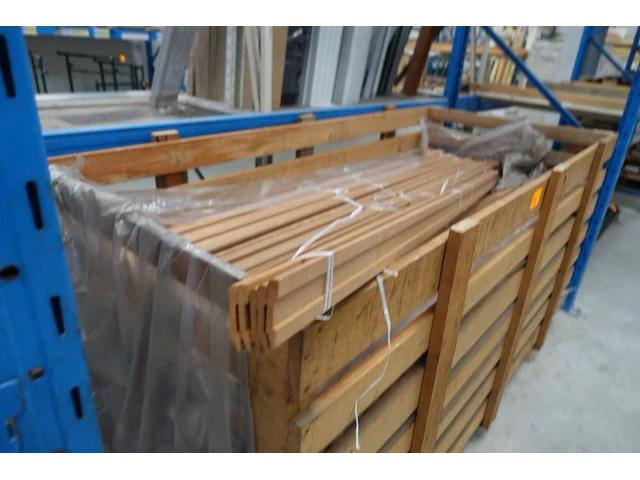 Grote partij houten plinten/afwerkingslatten - afbeelding 2 van  5