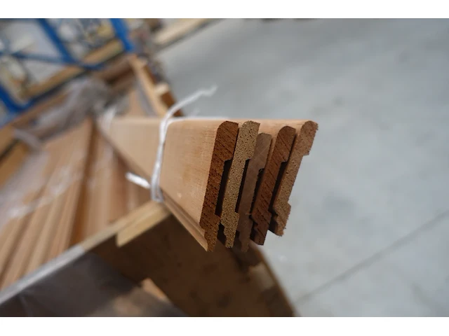Grote partij houten plinten/afwerkingslatten - afbeelding 3 van  5