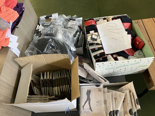 Grote partij kleding, schoenen en accescoires 5100 stuks - afbeelding 2 van  32