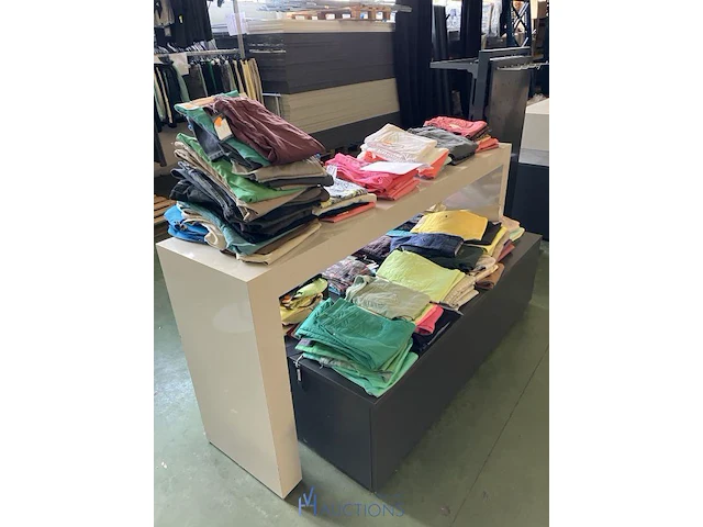 Grote partij kleding, schoenen en accescoires 5100 stuks - afbeelding 3 van  32