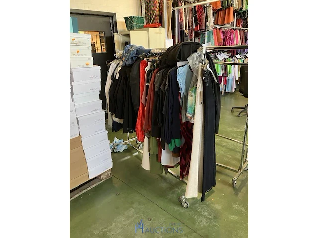 Grote partij kleding, schoenen en accescoires 5100 stuks - afbeelding 4 van  32
