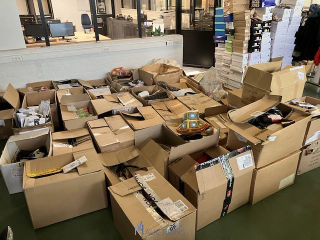 Grote partij kleding, schoenen en accescoires 5100 stuks - afbeelding 5 van  32