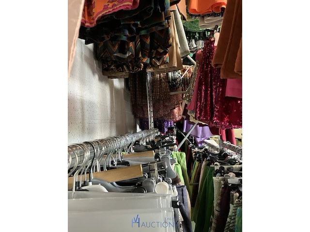 Grote partij kleding, schoenen en accescoires 5100 stuks - afbeelding 6 van  32