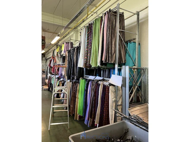 Grote partij kleding, schoenen en accescoires 5100 stuks - afbeelding 7 van  32
