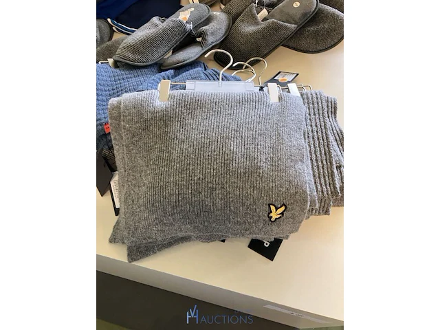 Grote partij kleding, schoenen en accescoires 5100 stuks - afbeelding 9 van  32
