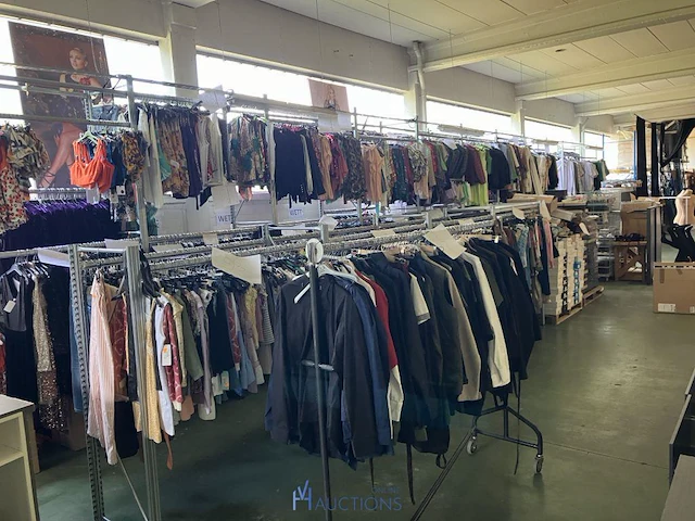 Grote partij kleding, schoenen en accescoires 5100 stuks - afbeelding 1 van  32