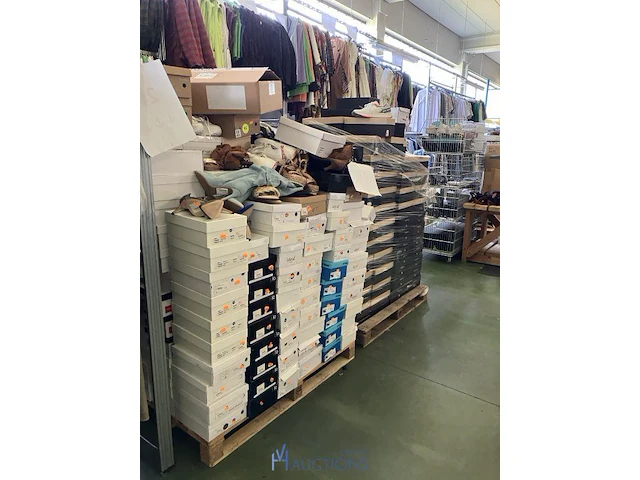 Grote partij kleding, schoenen en accescoires 5100 stuks - afbeelding 13 van  32