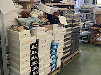 Grote partij kleding, schoenen en accescoires 5100 stuks - afbeelding 13 van  32