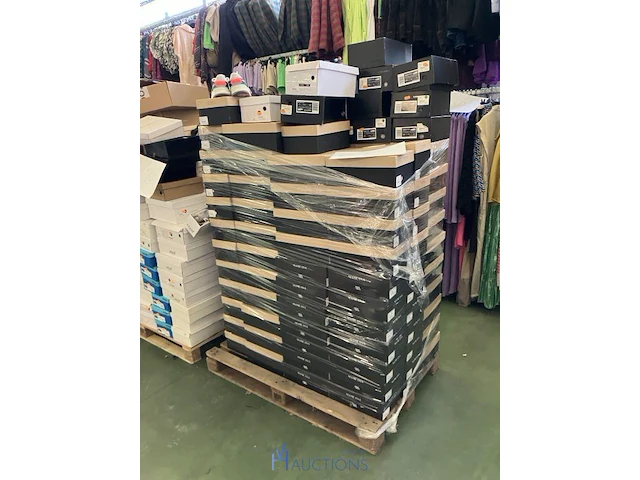 Grote partij kleding, schoenen en accescoires 5100 stuks - afbeelding 14 van  32