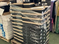 Grote partij kleding, schoenen en accescoires 5100 stuks - afbeelding 14 van  32