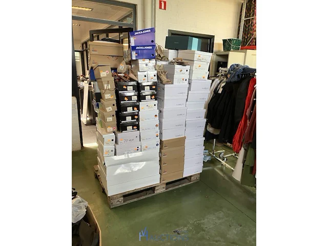 Grote partij kleding, schoenen en accescoires 5100 stuks - afbeelding 15 van  32