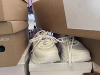 Grote partij kleding, schoenen en accescoires 5100 stuks - afbeelding 19 van  32