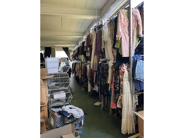 Grote partij kleding, schoenen en accescoires 5100 stuks - afbeelding 27 van  32