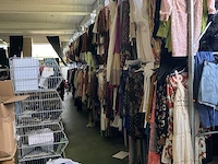 Grote partij kleding, schoenen en accescoires 5100 stuks - afbeelding 27 van  32