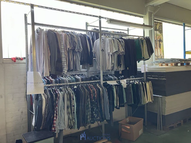 Grote partij kleding, schoenen en accescoires 5100 stuks - afbeelding 28 van  32