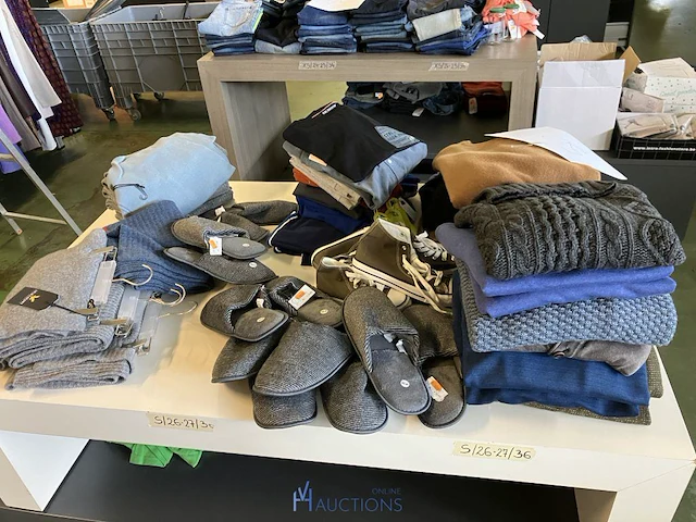 Grote partij kleding, schoenen en accescoires 5100 stuks - afbeelding 29 van  32