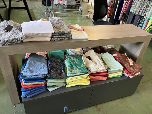 Grote partij kleding, schoenen en accescoires 5100 stuks - afbeelding 30 van  32