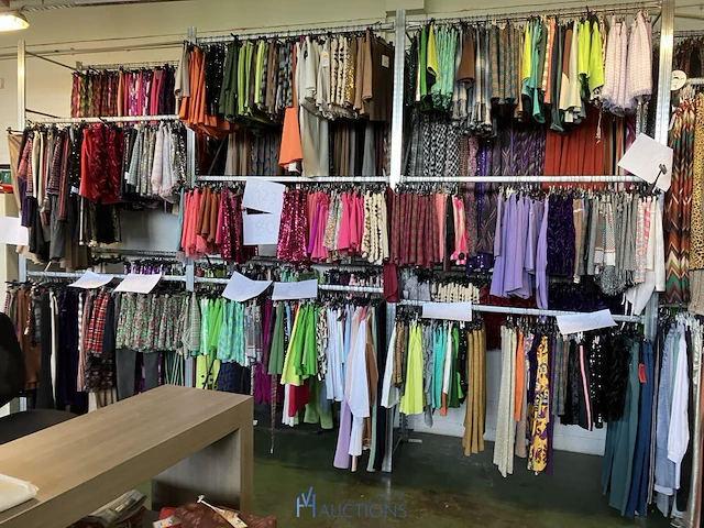 Grote partij kleding, schoenen en accescoires 5100 stuks - afbeelding 31 van  32