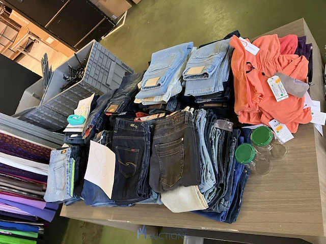 Grote partij kleding, schoenen en accescoires 5100 stuks - afbeelding 32 van  32