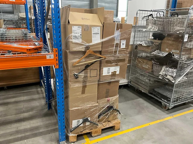 Grote partij kleerhangers - afbeelding 1 van  4