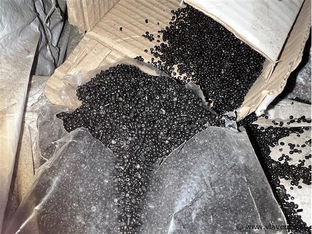 Grote partij kleine kraaltjes, (zonder pallet) - afbeelding 1 van  2