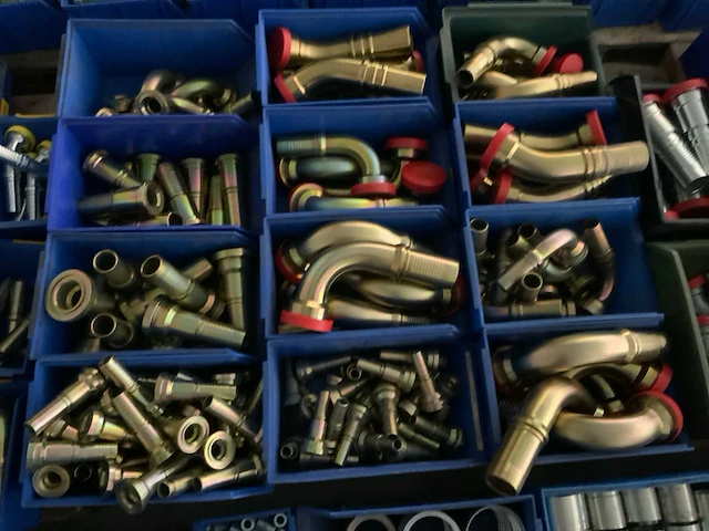 Grote partij koppelingen voor hydraulische slangen - afbeelding 5 van  31