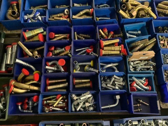 Grote partij koppelingen voor hydraulische slangen - afbeelding 6 van  31