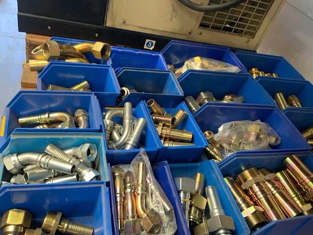 Grote partij koppelingen voor hydraulische slangen - afbeelding 13 van  31