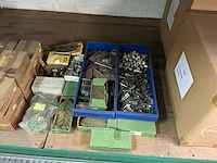 Grote partij machineonderdelen, toebehoren en veiligheidskleding - afbeelding 3 van  16