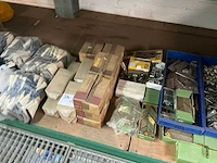 Grote partij machineonderdelen, toebehoren en veiligheidskleding - afbeelding 4 van  16