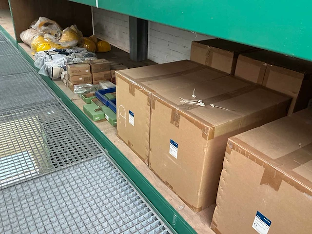 Grote partij machineonderdelen, toebehoren en veiligheidskleding - afbeelding 9 van  16