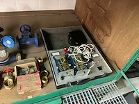 Grote partij machineonderdelen, toebehoren en veiligheidskleding - afbeelding 10 van  16