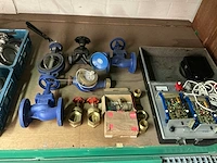 Grote partij machineonderdelen, toebehoren en veiligheidskleding - afbeelding 11 van  16