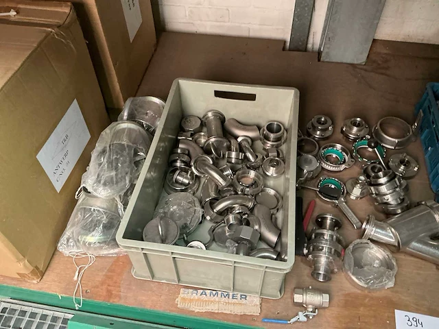 Grote partij machineonderdelen, toebehoren en veiligheidskleding - afbeelding 14 van  16