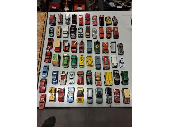 Grote partij metalen autotjes 61 stuks - afbeelding 1 van  4