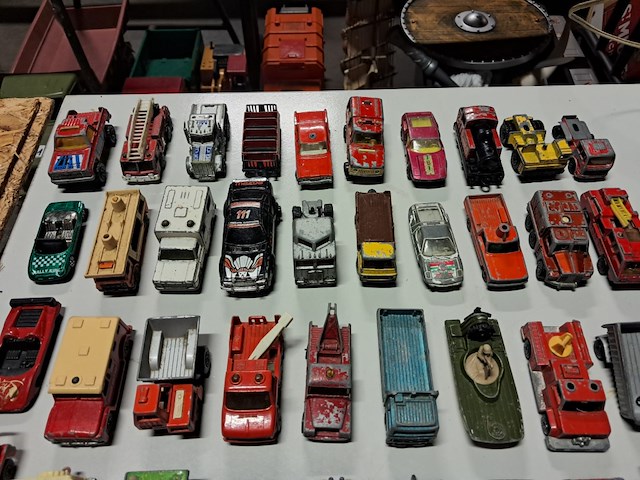 Grote partij metalen autotjes 61 stuks - afbeelding 2 van  4