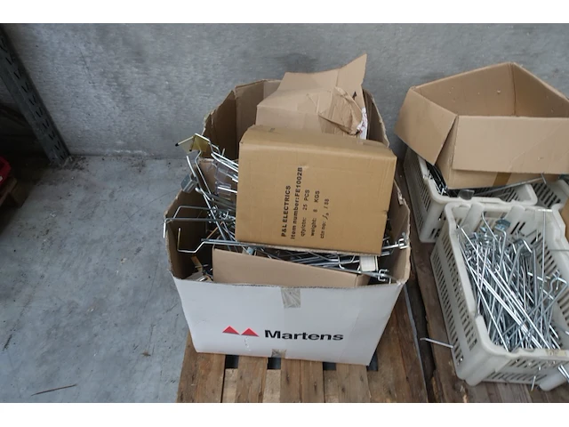 Grote partij metalen onderdelen voor rekken - afbeelding 14 van  21
