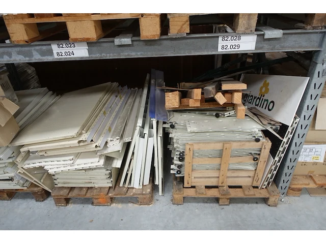 Grote partij metalen onderdelen voor rekken - afbeelding 12 van  21