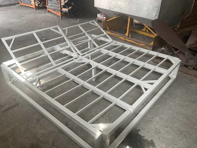 Grote partij metalen strandbed-frames - afbeelding 1 van  7