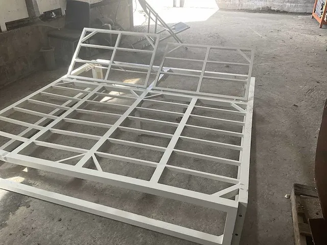 Grote partij metalen strandbed-frames - afbeelding 2 van  7