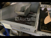 Grote partij meubelscharnieren; ijzeren en messing reuzelpluggen - afbeelding 3 van  19