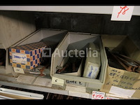 Grote partij meubelscharnieren; ijzeren en messing reuzelpluggen - afbeelding 8 van  19