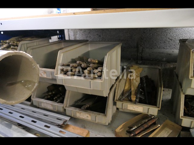 Grote partij meubelscharnieren; ijzeren en messing reuzelpluggen - afbeelding 9 van  19