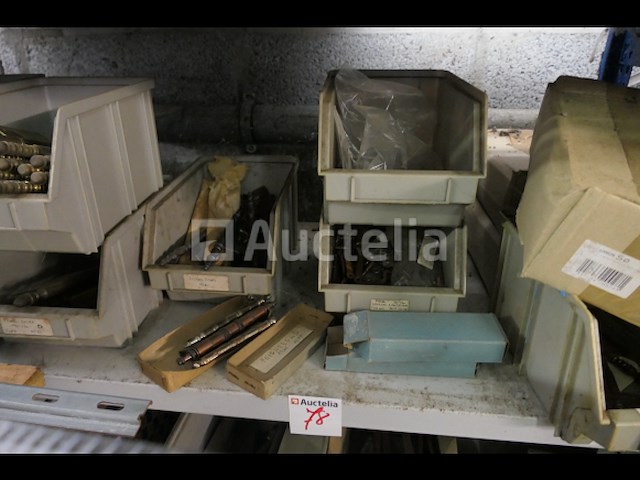 Grote partij meubelscharnieren; ijzeren en messing reuzelpluggen - afbeelding 10 van  19