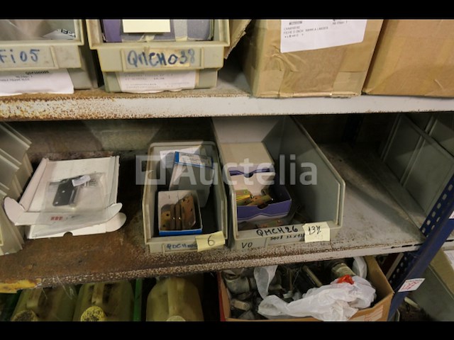 Grote partij meubelscharnieren; ijzeren en messing reuzelpluggen - afbeelding 1 van  19