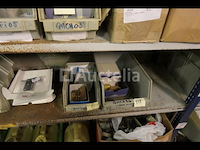 Grote partij meubelscharnieren; ijzeren en messing reuzelpluggen - afbeelding 1 van  19